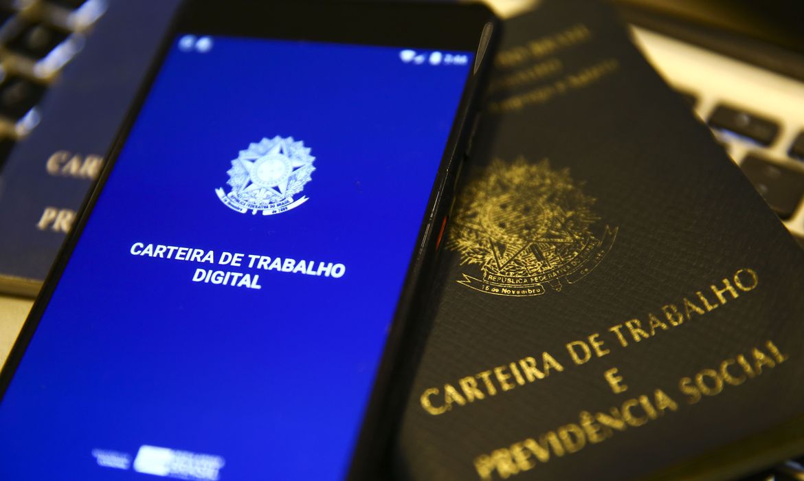 Emprego sem carteira assinada atingiu volume recorde em 2022
