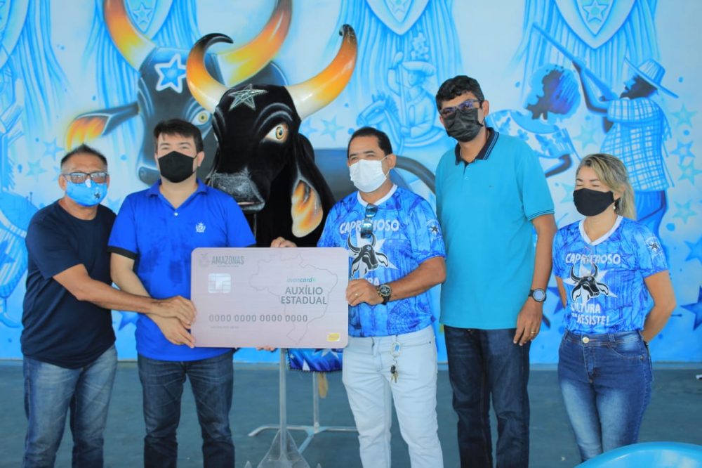 Profissionais da cultura do Boi Caprichoso recebem cartões do auxílio estadual