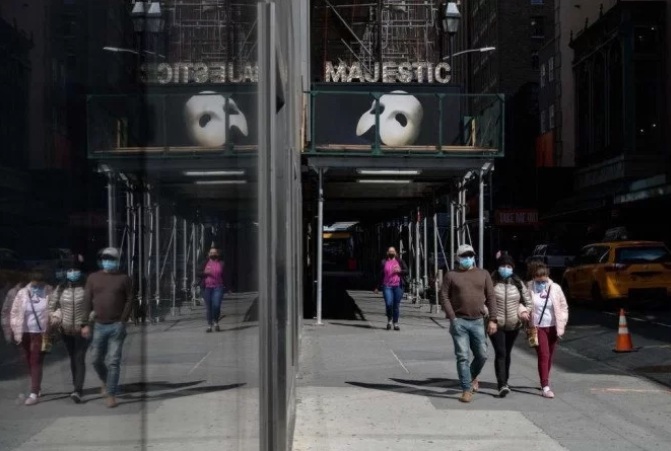 Teatros da Broadway em NY exigirão vacina e máscara Teatros da Broadway em NY exigirão vacina e máscara