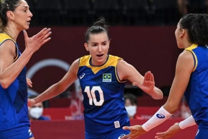 Em jogo eletrizante, Brasil vence Rússia e avança às semifinais do vôlei