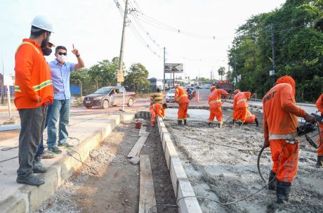 David Almeida vistoria obra de recuperação viária do Distrito Industrial 2