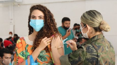 Vacinação contra Covid segue neste sábado em 13 pontos de atendimento