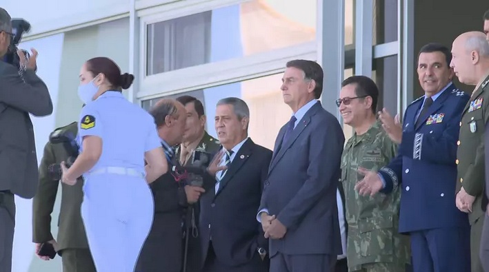 Bolsonaro participa de exibição de comboio militar em Brasília