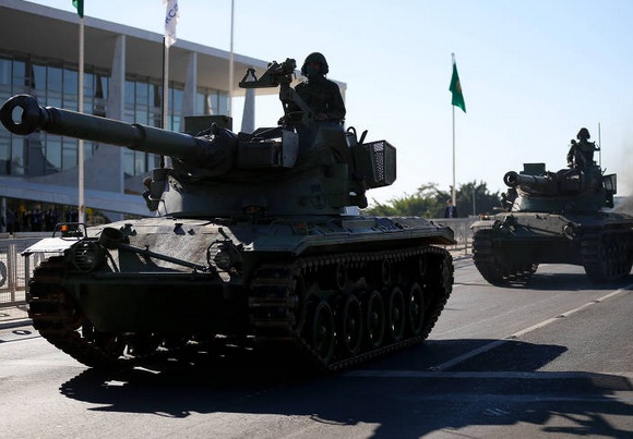 Omar Aziz chama desfile de tanques de 'ameaça de fraco' e afirma que democracia é inegociável