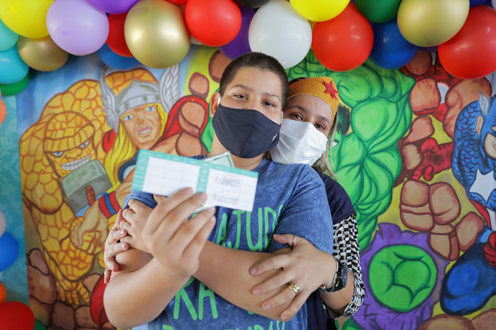 Emoção de pais e filhos marca vacinação de 12 a 17 anos contra a covid-19, em Manaus Emoção de pais e filhos marca vacinação de 12 a 17 anos contra a covid-19, em Manaus