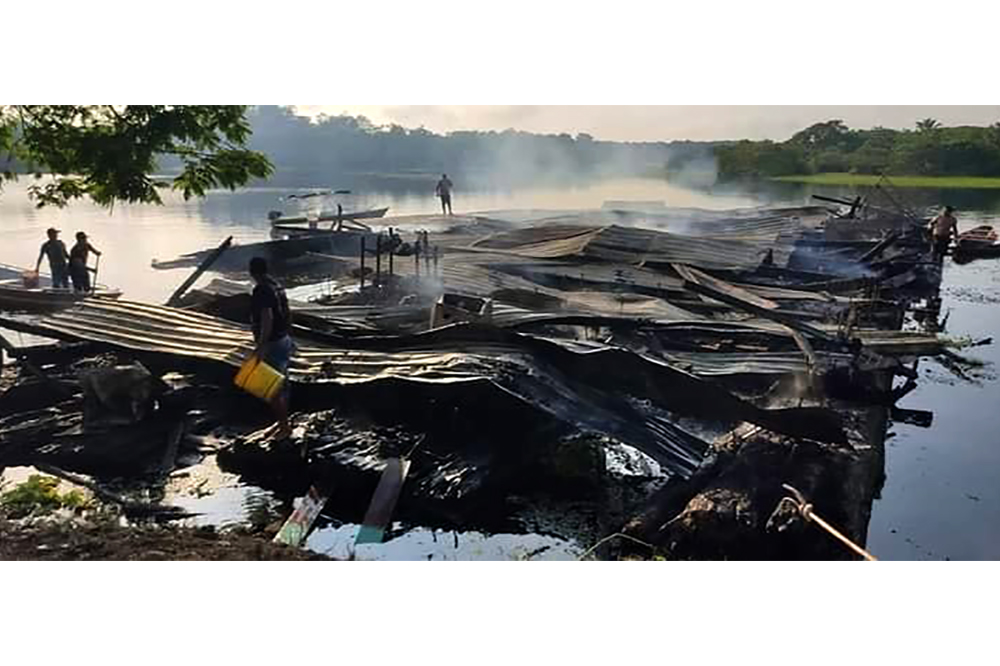 Flutuante-balneário incendeia Flutuante-balneário incendeia