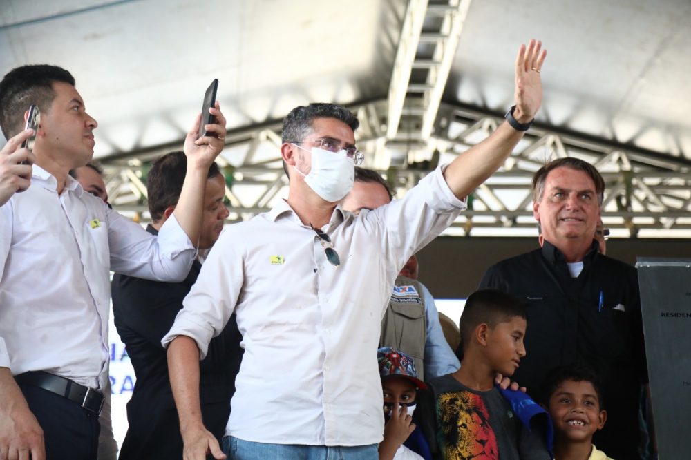 Em evento com Bolsonaro, David Almeida entrega 500 apartamentos e inicia cumprimento de metas de habitação