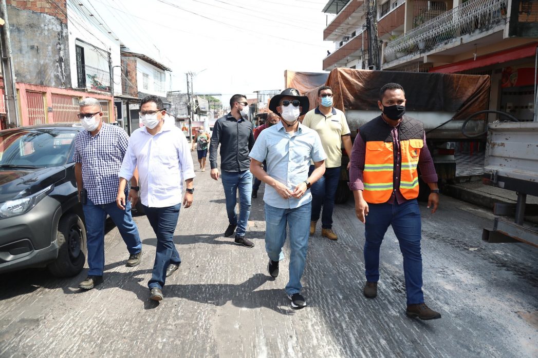 David Almeida acompanha serviço de recapeamento na zona Sul de Manaus