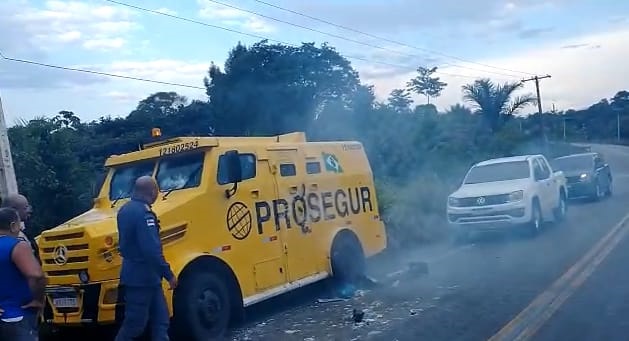 Carro-forte é alvo de criminosos na AM-010; veja vídeo