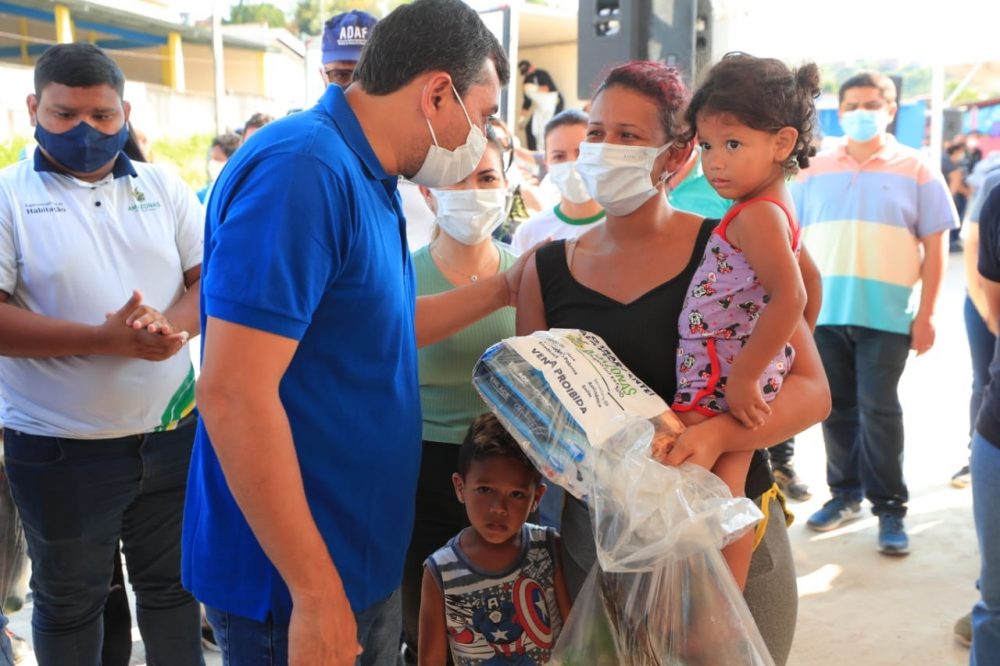 Wilson Lima entrega 3t de peixe e kits de higiene para 1,5 mil famílias na zona Leste