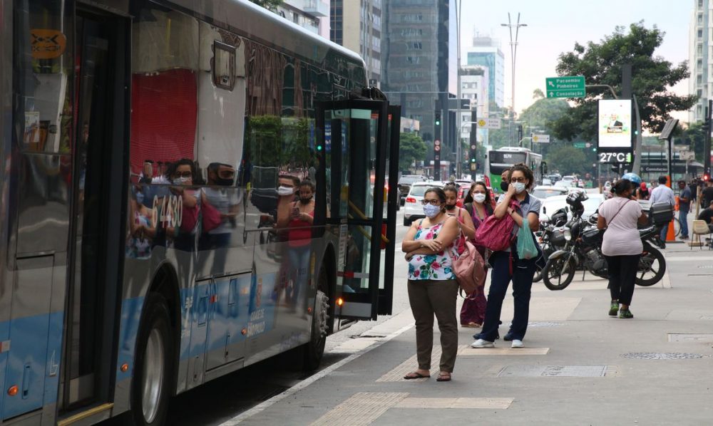 Brasil registra 28 mil novos casos e 698 óbitos em 24h