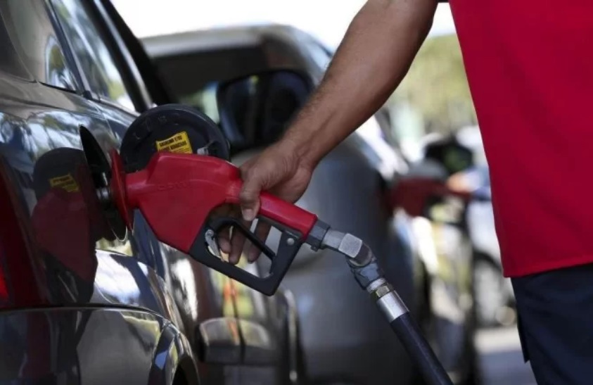 Consumidor já paga mais de R$ 7 por gasolina, diz ANP