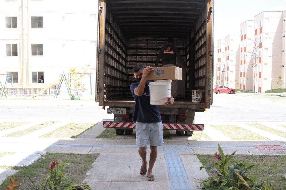 Mais 30 famílias se mudam para residencial Manauara 2 e prefeitura monta força-tarefa para auxiliar moradores