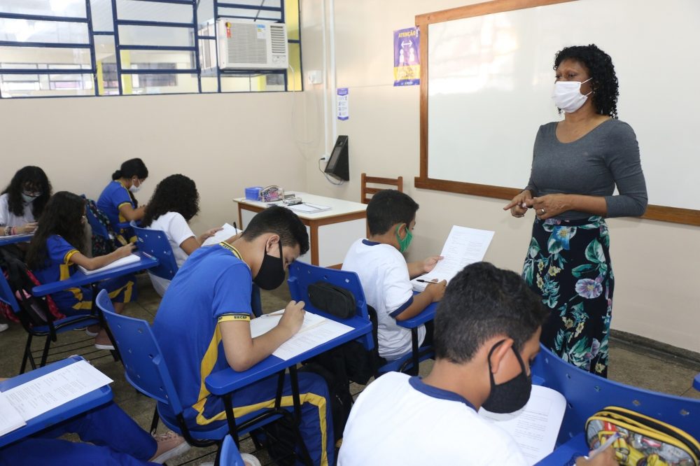 Aulas 100% presenciais: alunos e professores aprovam volta e reforçam cuidados