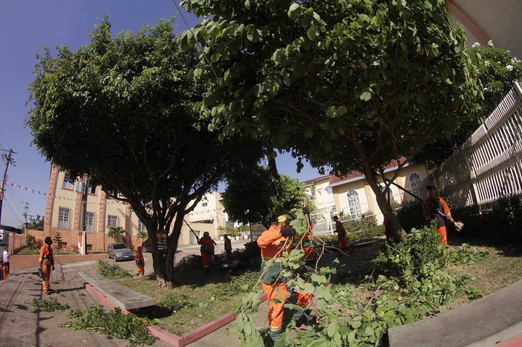 Prefeitura realiza ação de limpeza no bairro São Raimundo