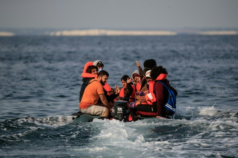 Mais de 800 migrantes são interceptados no Canal da Mancha em um dia