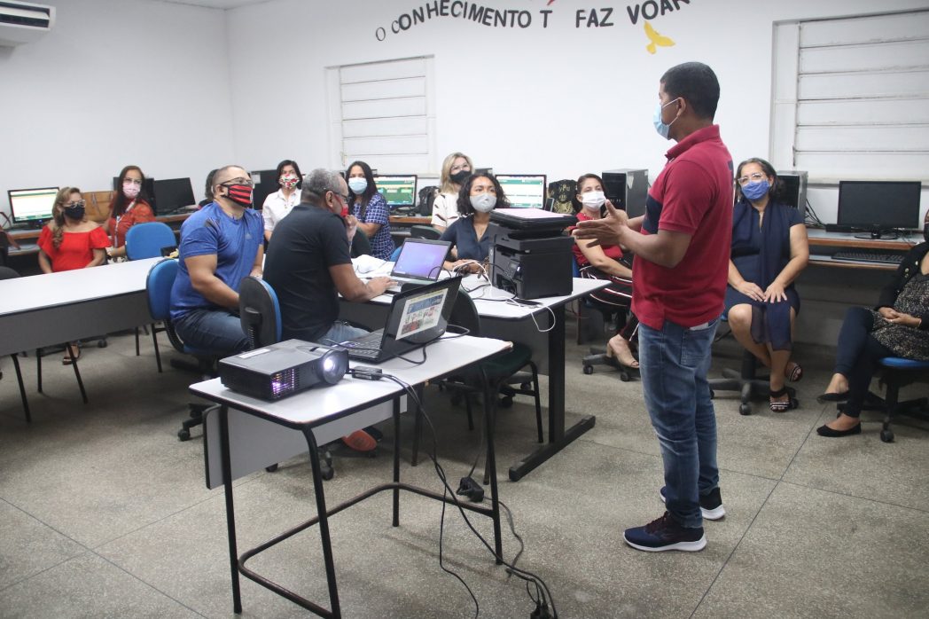Prefeitura promove treinamento para auxiliar educadores no uso do 'Diário Digital'