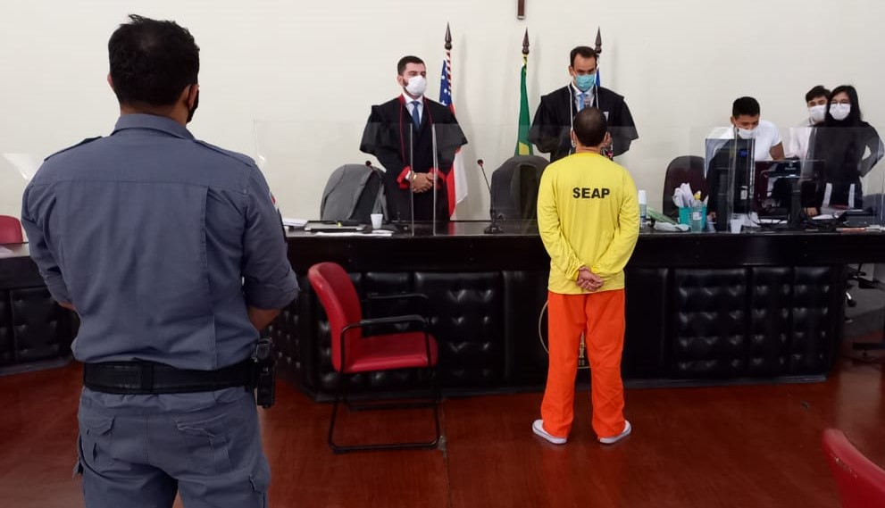Homem acusado de matar a esposa a facadas é condenado a 18 anos de prisão