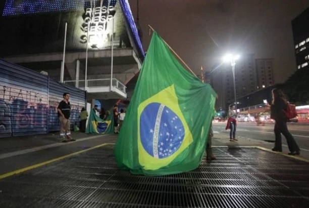 Presidente Bolsonaro convida população a ir às ruas amanhã