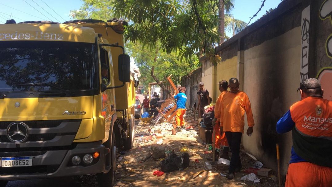 Barracas e borracharias que obstruíam calçada são demolidas na Redenção