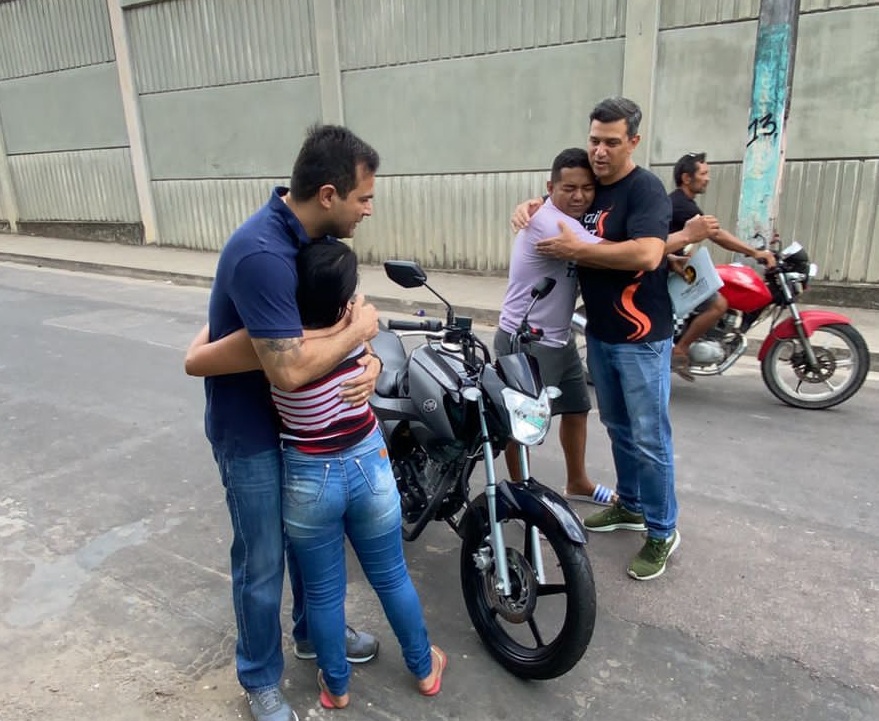Entregador de aplicativo assaltado no trabalho ganha moto de empresário