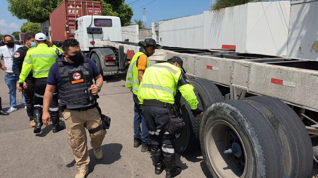CARGA PESADA: Prefeitura de Manaus realiza operação para fiscalizar carretas irregulares