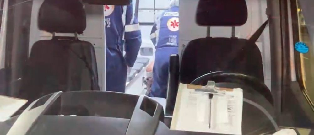 Mulher e homem são esfaqueados em via pública e socorridos pelo Samu
