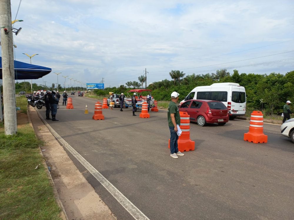 Mais de 11 mil pessoas deixaram Manaus utilizando veículos e embarcações, diz agência