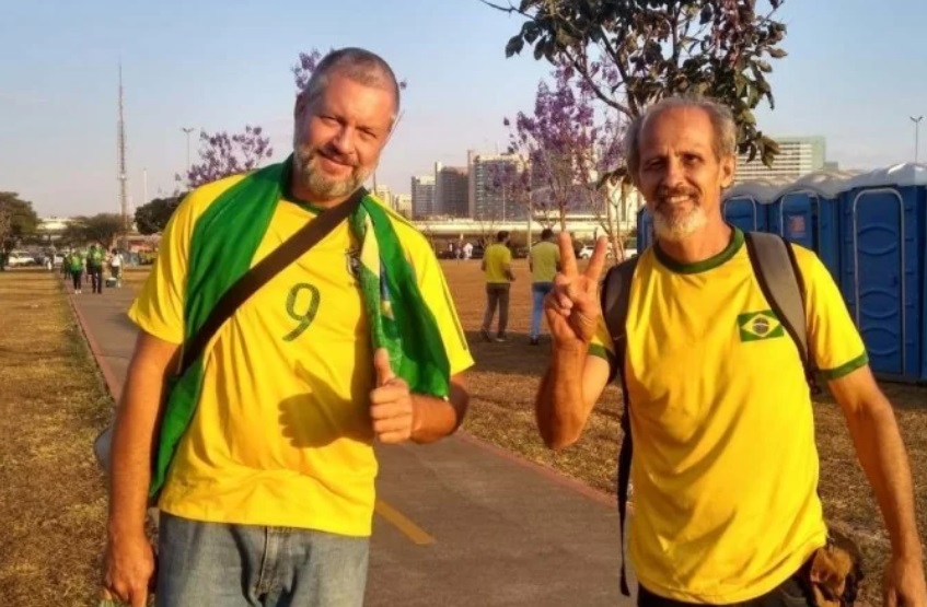 Manifestantes pró-governo começam a encher Esplanada