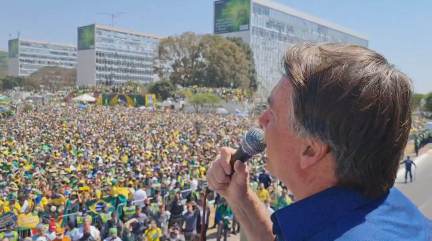 Quem age fora da Constituição deve ser 'enquadrado' ou 'pedir para sair', diz Bolsonaro