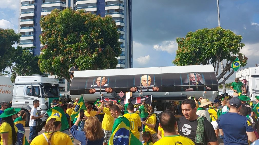 Debaixo de sol intenso, manifestantes chegam na Ponta Negra; PM diz que são 3 mil