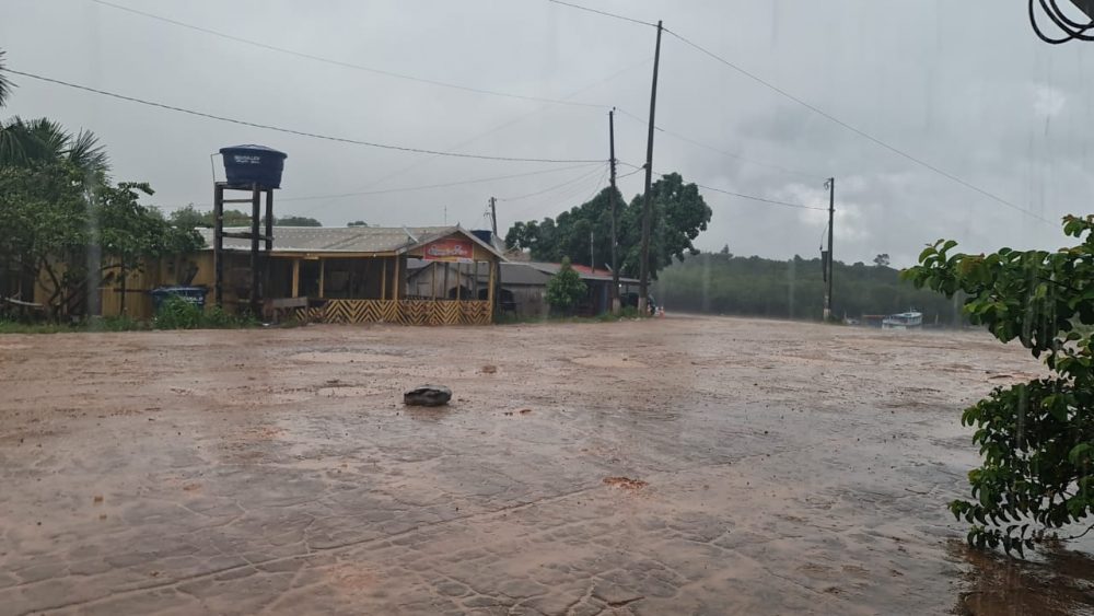 Chove e trecho da BR-319 que Brasil não deixa asfaltar vira atoleiro para brasileiros viajantes. Veja vídeos