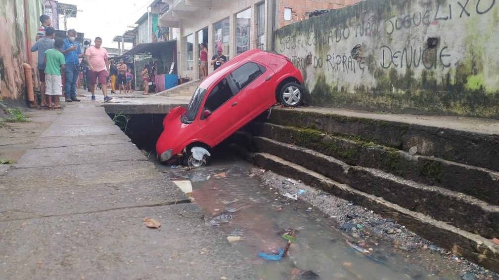 Vídeo mostra carro sendo arrastado para dentro de rip rap durante chuva na Compensa