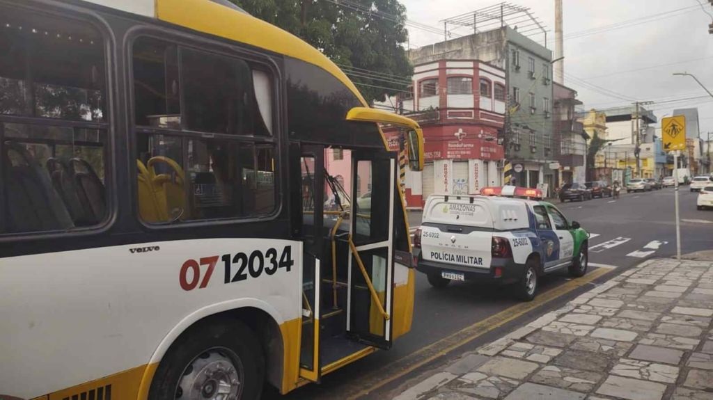 Ônibus biarticulado roubado de terminal é recuperado pela PM no Centro