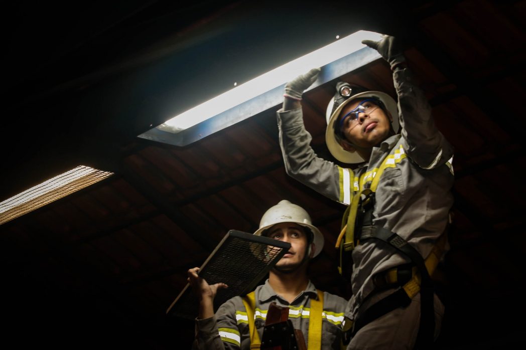 Lâmpadas de LED são instaladas em pontos de ônibus