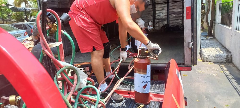 TJAM entrega cilindros de oxigênio e álcool para equipes do Corpo de Bombeiros