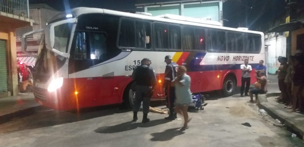 Mulher morre debaixo de micro-ônibus após cair de moto no São José