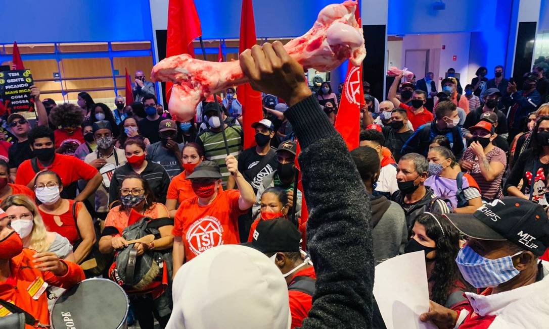 Em protesto contra fome, MTST ocupa prédio da bolsa de valores em SP