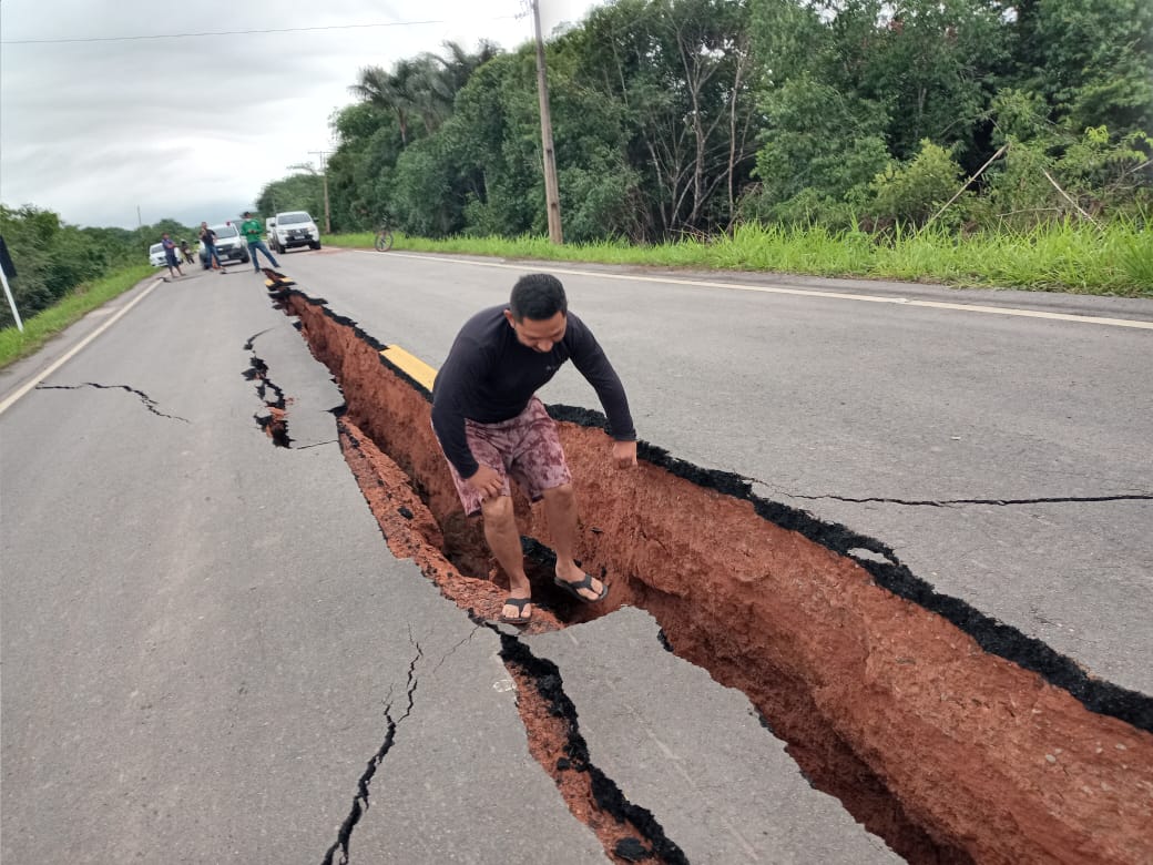 Buraco corta ao meio BR-319, depois do Careiro Castanho. Estrada pode romper