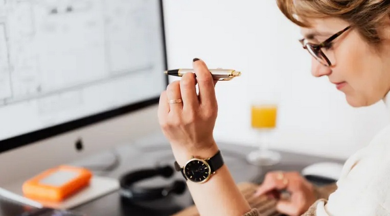 Mais mulheres estão sofrendo com burnout no trabalho