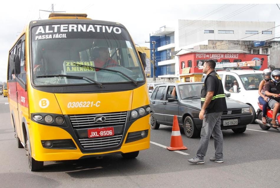 Problema no sistema de bilhetagem paralisa transporte alternativo em Manaus