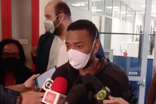 Dado como desaparecido, polícia encontra Nego do Borel com duas mulheres em motel