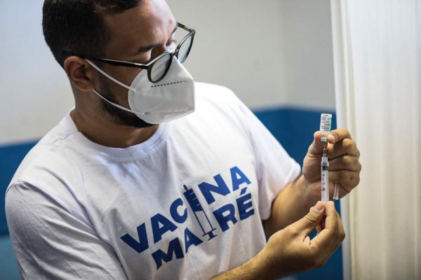 Em estudo inédito, moradores do Complexo da Maré recebem segunda dose da Astrazeneca