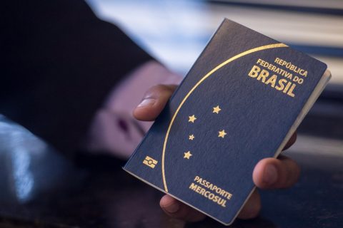 EUA passam a exigir redes sociais abertas de brasileiros que pedem visto de estudante