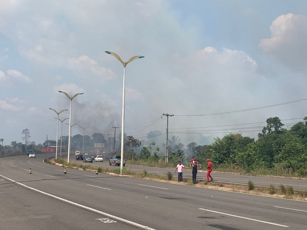 Bombeiros controlam incêndio em vegetação ao lado de posto na AM-070