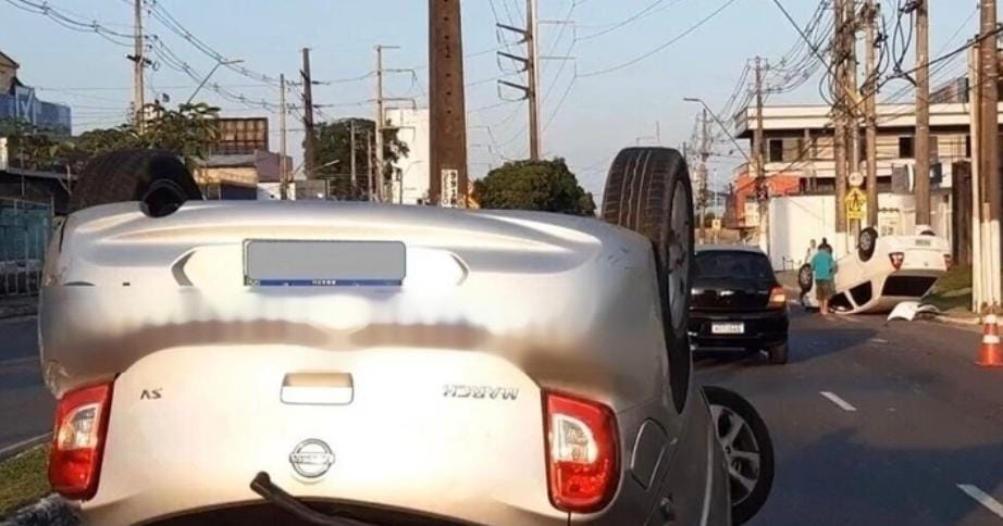 Durante colisão, carros capotam na Coronel Teixeira e mulher é socorrida; um motorista estaria embriagado