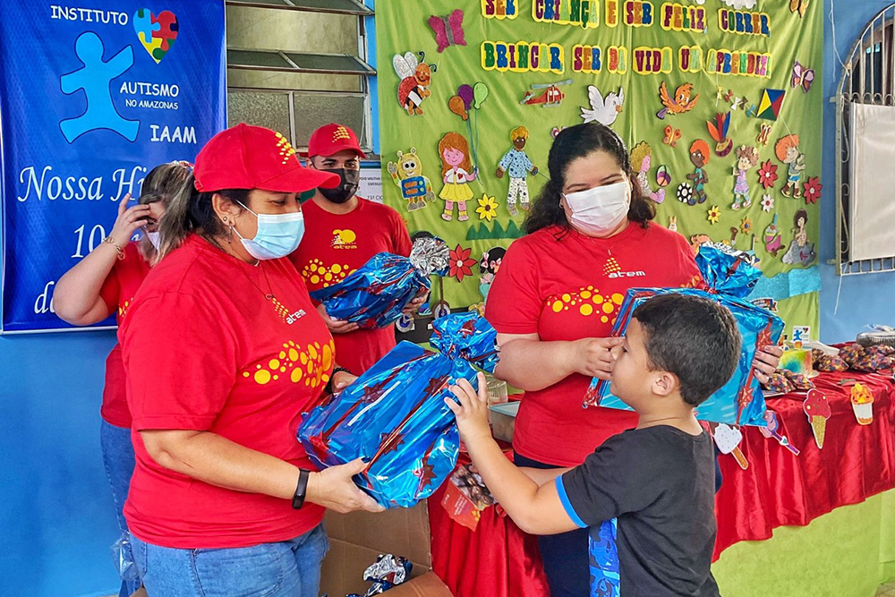 Colaboradores da Atem entregam brinquedos a crianças do Instituto Autismo no AM Colaboradores da Atem entregam brinquedos a crianças do Instituto Autismo no AM