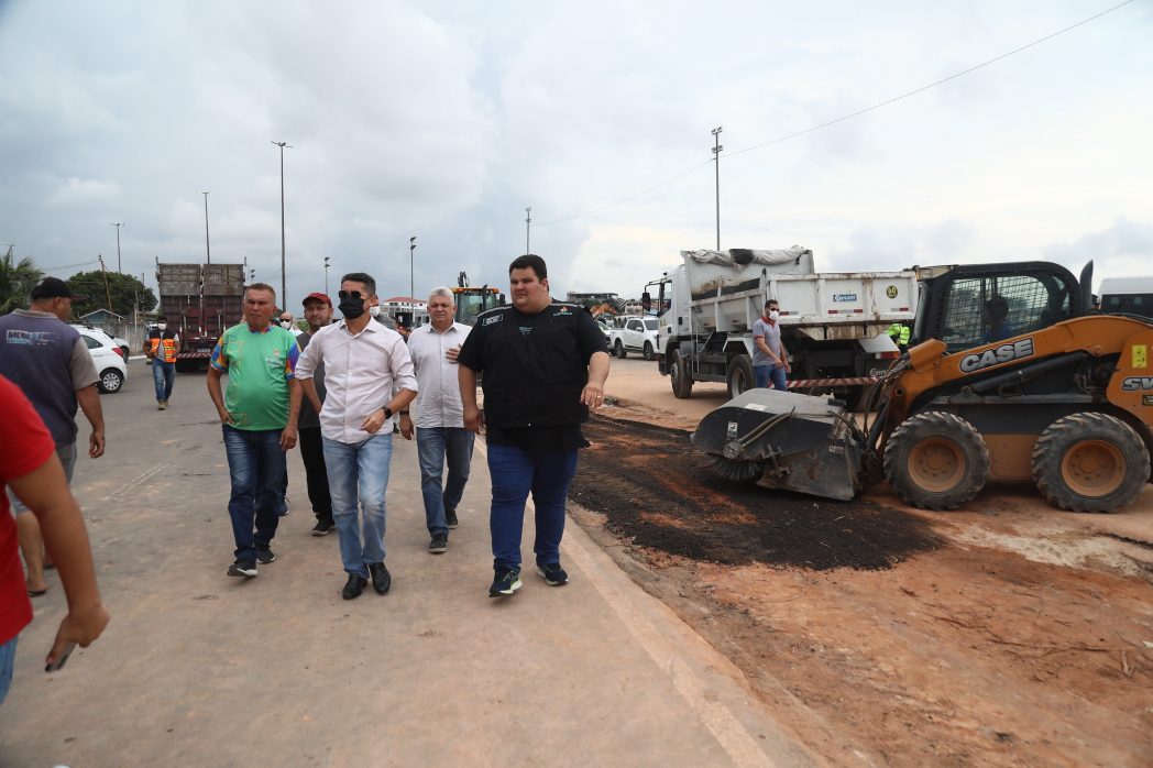 David Almeida acompanha revitalização do entorno da Manaus Moderna e da Feira da Banana