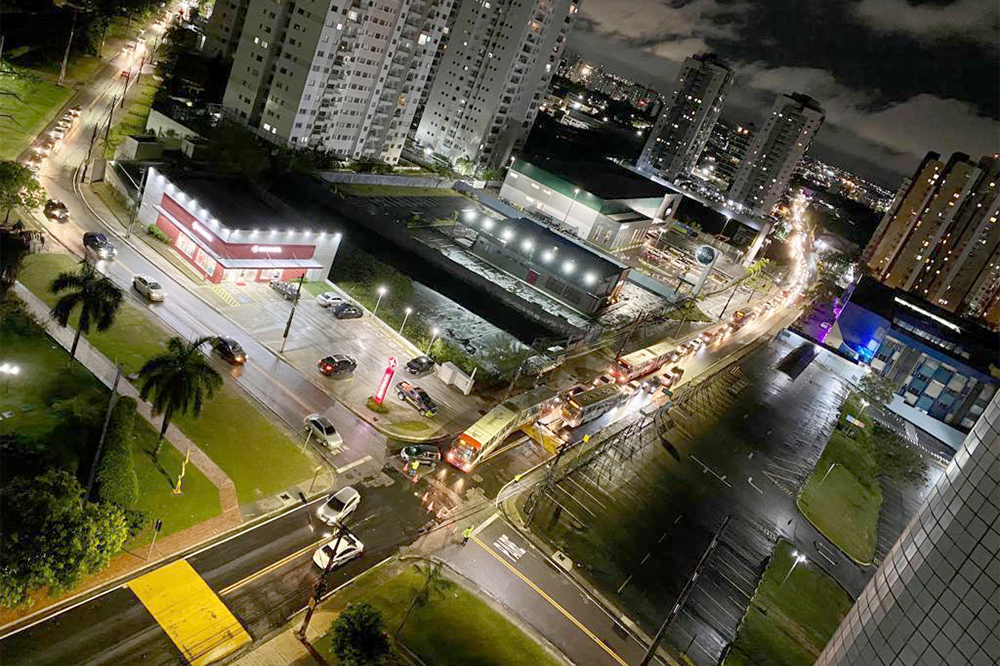 Engarrafamento gigantesco na rua Via L&aacute;ctea