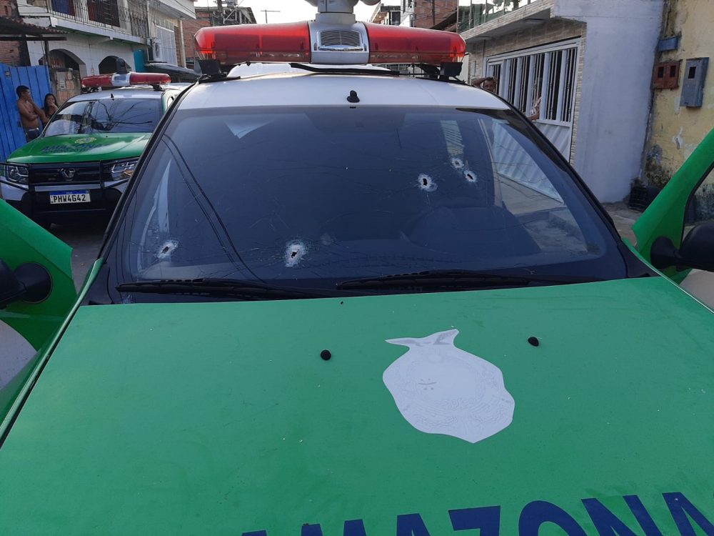 Em troca de tiros com PM, homem é baleado e dupla consegue fugir por beco
